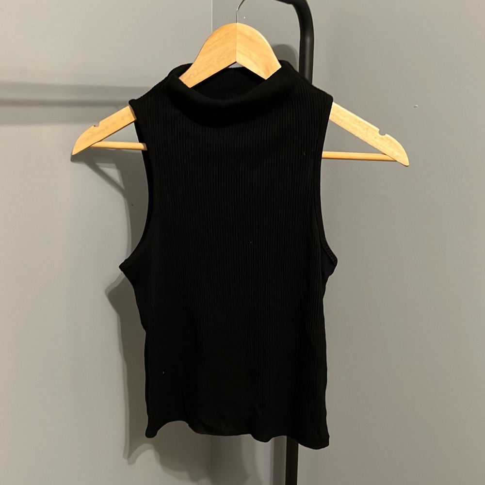 Low Turtleneck Sleeveless Black Top